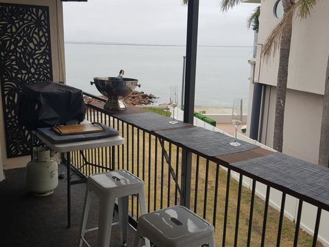 Waterfront 2 Bed Luxury Apartment In Corlette, Port Stephens - Sleeps 4 - Cruises Travel 3