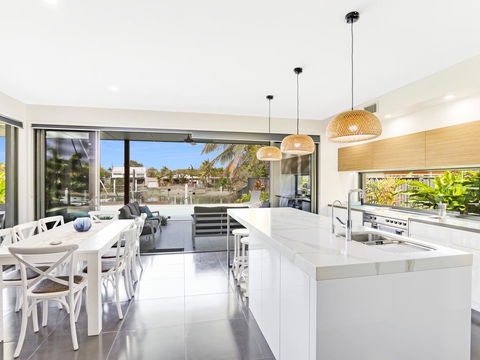 WATERFRONT HOME BORDERING MOOLOOLABA - Tourism Guide 3