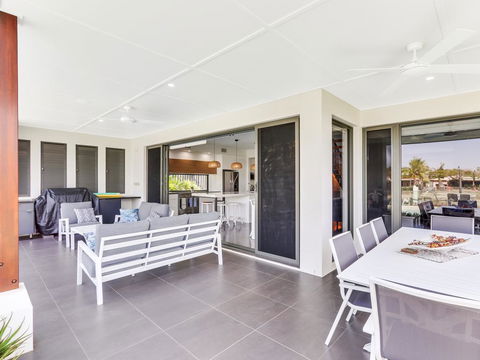 WATERFRONT HOME BORDERING MOOLOOLABA - Tourism Guide 2