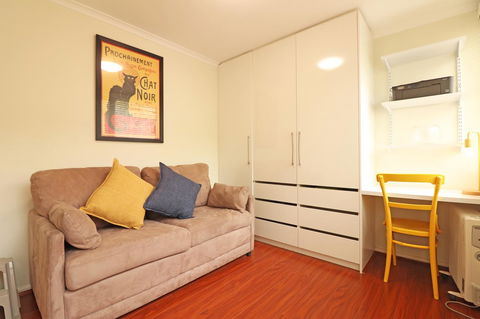 Colour Pop Fitzroy - 3 Bedroom Pet Friendly - Travel Search 16