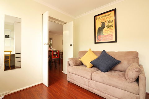 Colour Pop Fitzroy - 3 Bedroom Pet Friendly - Travel Search 17
