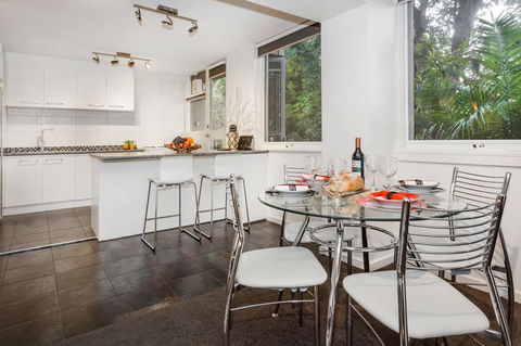 Melbourne Villa - Travel Search 5