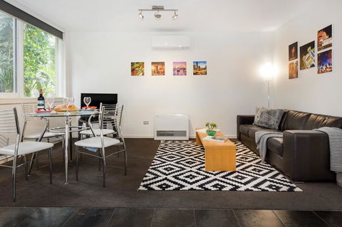Melbourne Villa - Travel Search 1