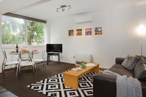 Melbourne Villa - Travel Search 2