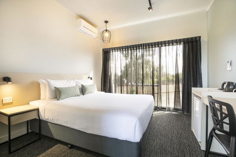 Nightcap At Excelsior Hotel - Travel Search 16