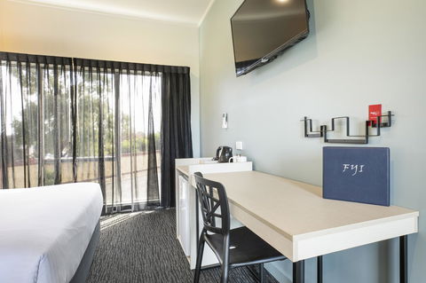 Nightcap At Excelsior Hotel - Travel Search 10