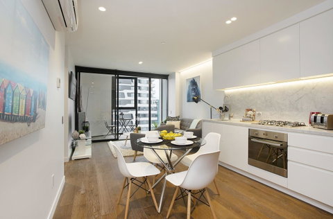 Complete Host CBD Lighthouse Apartments - Tourism Guide 16