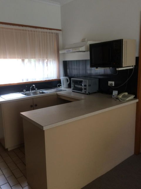 Ambassador Motor Inn - Tourism Guide 26