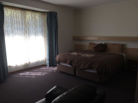 Ambassador Motor Inn - Tourism Guide 17