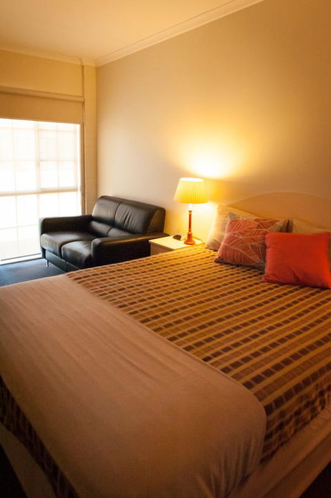 Ambassador Motor Inn - Tourism Guide 34