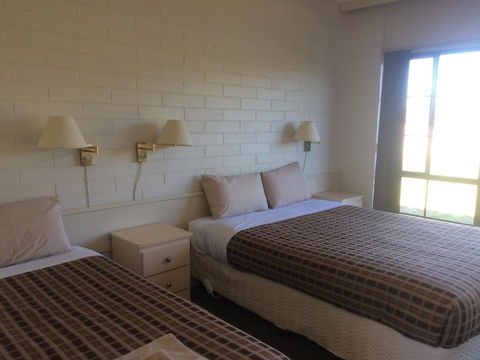 Ambassador Motor Inn - Tourism Guide 10