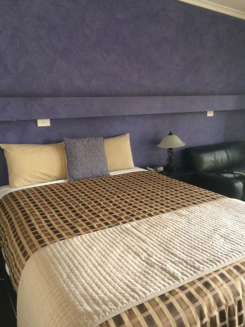 Ambassador Motor Inn - Tourism Guide 30