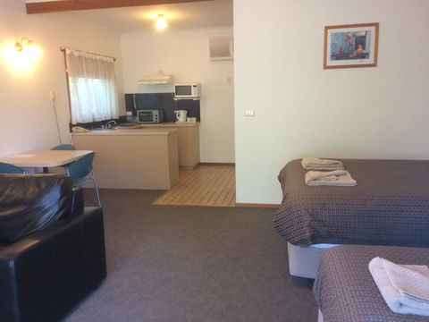 Ambassador Motor Inn - Tourism Guide 7