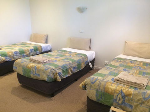 Ambassador Motor Inn - Tourism Guide 1