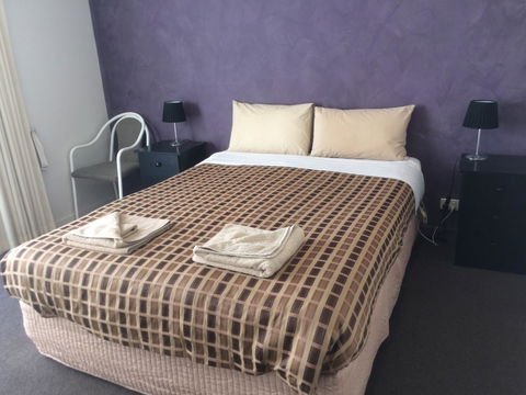 Ambassador Motor Inn - Tourism Guide 4