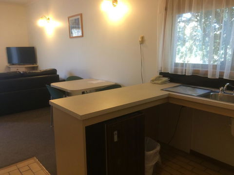 Ambassador Motor Inn - Tourism Guide 6