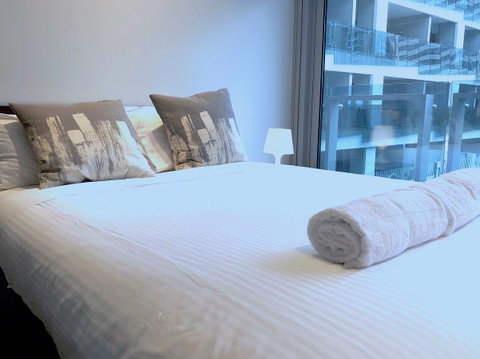Pride Fawkner Apartments - Tourism Guide 12