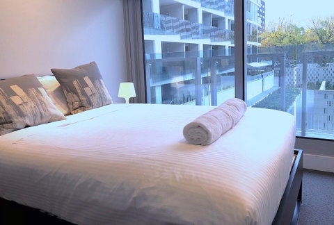 Pride Fawkner Apartments - Tourism Guide 11