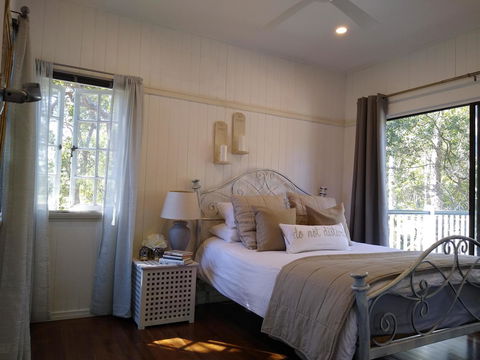 Lake Weyba Noosa Lodge & Kangaroos - Travel Search 1