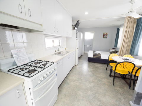 Alex Beach Cabins And Tourist Park - Tourism Guide 29