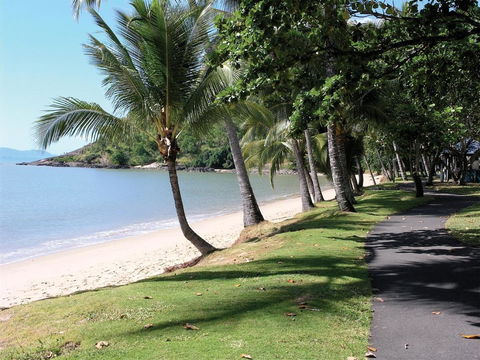 On The Beach Apartments - Cruises Travel 12