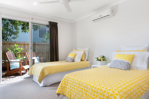Jolly Roger's Beach House - Travel Search 10