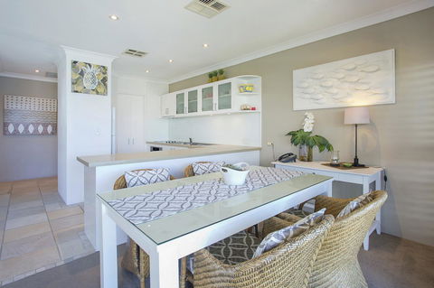 Noosa Shores Resort - Travel Search 24
