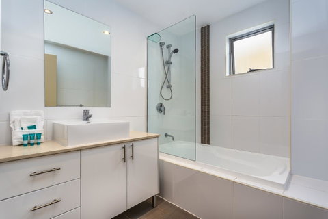 Redvue Holiday Apartments - Tourism Guide 12