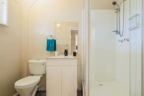 Bed & Breakfast 1 Bedroom Guest House - Travel Search 6