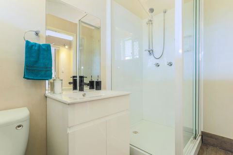 Bed & Breakfast 1 Bedroom Guest House - Travel Search 7