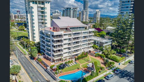 Surfers Chalet - Travel Search 30