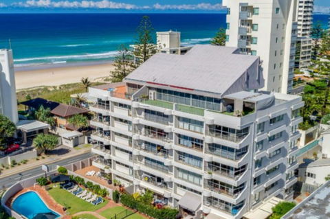 Surfers Chalet - Travel Search 9