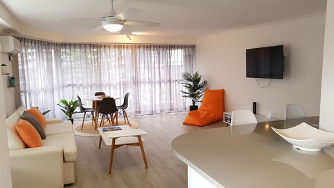 Surfers Chalet - Travel Search 11