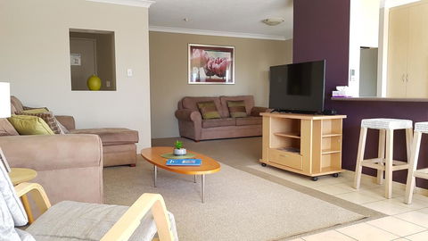 Surfers Chalet - Travel Search 18