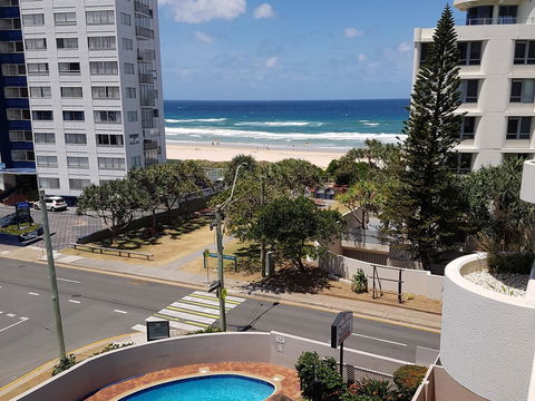 Surfers Chalet - Travel Search 31