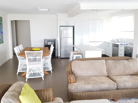 Surfers Chalet - Travel Search 33