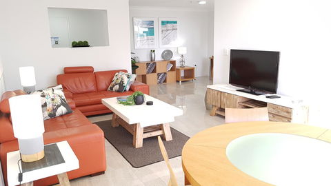 Surfers Chalet - Travel Search 16