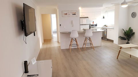 Surfers Chalet - Travel Search 10