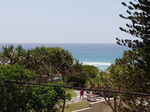 Surfers Chalet - Travel Search 28