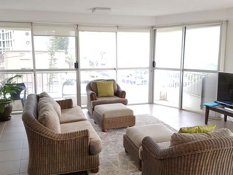 Surfers Chalet - Travel Search 32