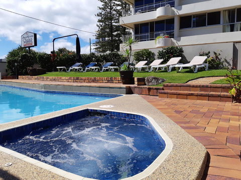 Surfers Chalet - Travel Search 6