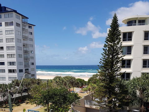 Surfers Chalet - Travel Search 29