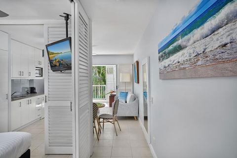 Palm Cove Paradise - Couples Spa Beach Getaway - Travel Search 4