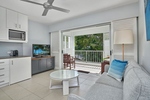 Palm Cove Paradise - Couples Spa Beach Getaway - Travel Search 11