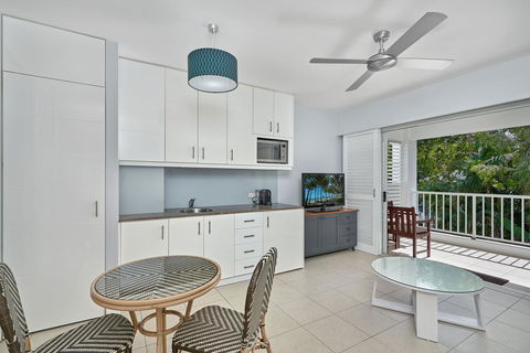 Palm Cove Paradise - Couples Spa Beach Getaway - Travel Search 9