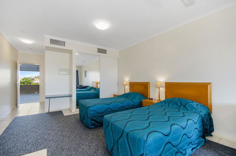 Madison Ocean Breeze Apartments - Travel Search 10