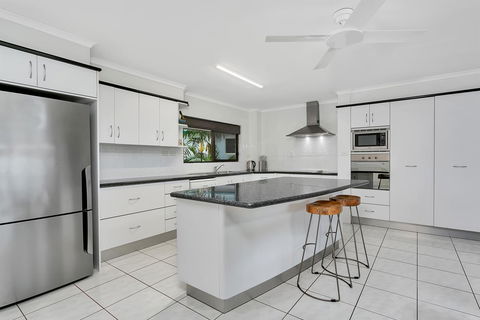 Roydon Beachfront Apartments - Travel Search 25