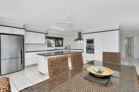 Roydon Beachfront Apartments - Travel Search 20