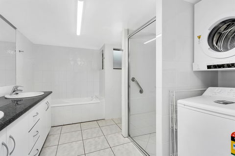 Roydon Beachfront Apartments - Travel Search 24