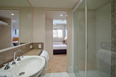 Coral Sands Beachfront Resort - Travel Search 24